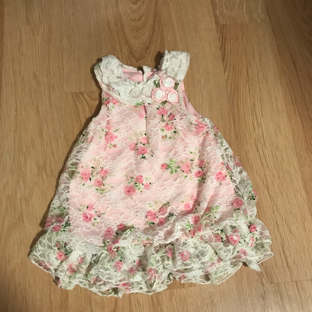 Flower and lace dress. 👗